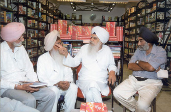 Giani Gurdit Singh addressing the gathering after receiving Doordarshan Panj Pani Sanman 2005 for contribution to Punjabi Heritage and culture at Phagwara, near Jalandhar, on Saturday May 29